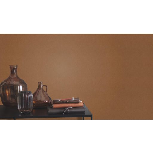 Finom textúrájú enyhén fémes hatású diszkrét egyszínű minta barna/rézbarna tónus tapéta