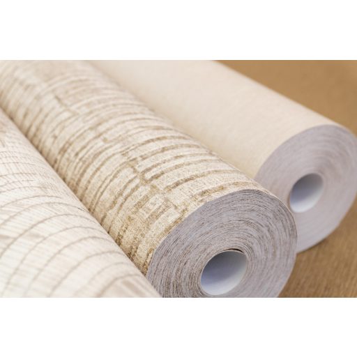 Skandináv és természetes megjelenésű a fa kérgére emlékeztető grafikus minta csillogó bézs és homokszín tónus tapéta