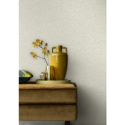 Bájos virágos design a háttérből felsejlő ágakkal krémfehér és világosbézs tónus finom fémes csillogás tapéta