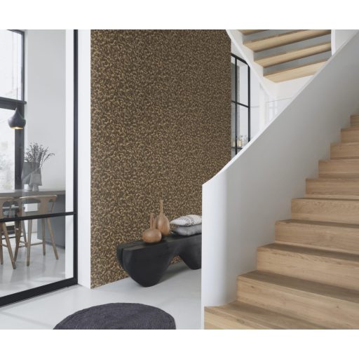 Bájos virágos design a háttérből felsejlő ágakkal sötétszürke/antracit szürkésbarna és világos rézszín tónus finom fémes csillogás tapéta