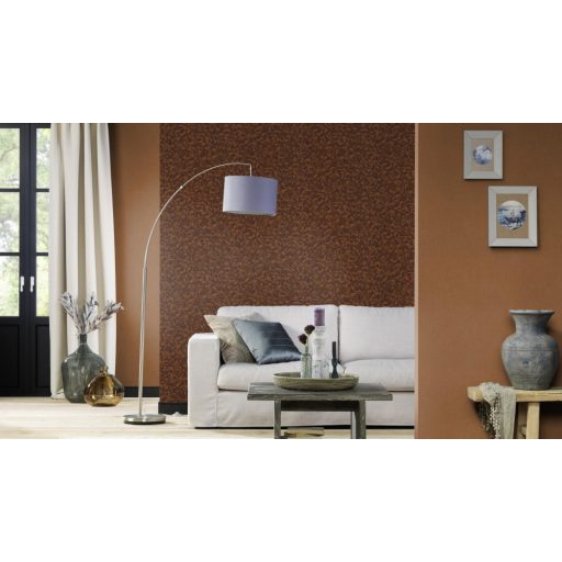 Bájos virágos design a háttérből felsejlő ágakkal sötétbarna bronzbarna és rézszín tónus finom fémes csillogás tapéta