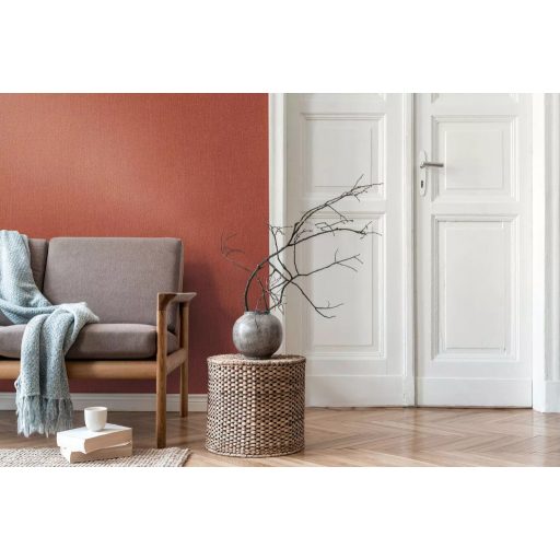 Elegáns függőleges irányban texturált selyemhatású egyszínű minta terrakotta/rozsdavörös tónus tapéta