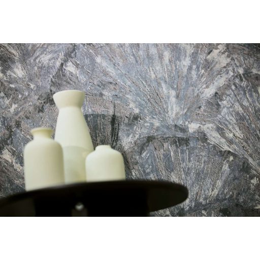 Drámai mégis meditatív art deco ihletésű legyező motívum mélykék szürkésbarna agyagszürke és ezüstszürke tónus fémes hatás tapéta