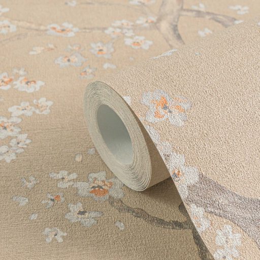 A Japandi stílus csúcsa! Varázslatos japán cseresznyevirágzás bézs krém barna fehér és finom arany tónus fémes hatás tapéta