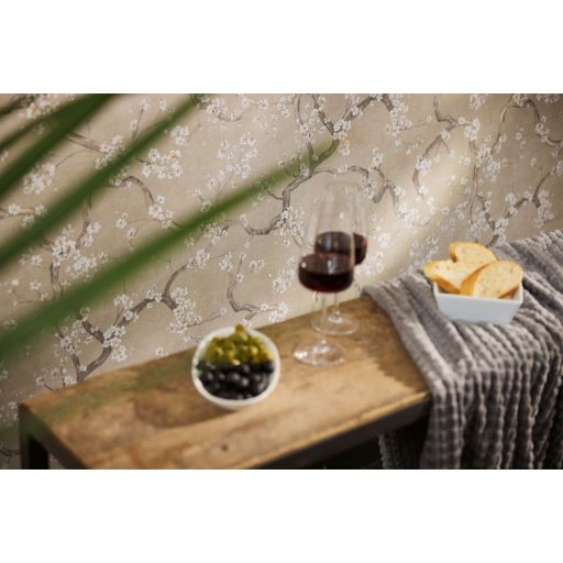 A Japandi stílus csúcsa! Varázslatos japán cseresznyevirágzás bézs krém barna fehér és finom arany tónus fémes hatás tapéta