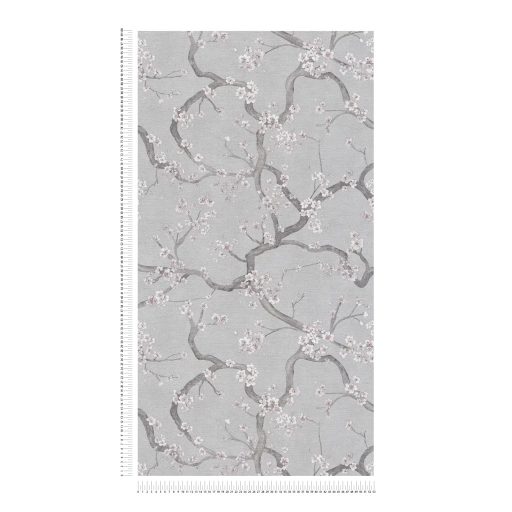 A Japandi stílus csúcsa! Varázslatos japán cseresznyevirágzás lágy szürkéskék halvány rózsaszín fehér és ezüst tónus fémes hatás tapéta