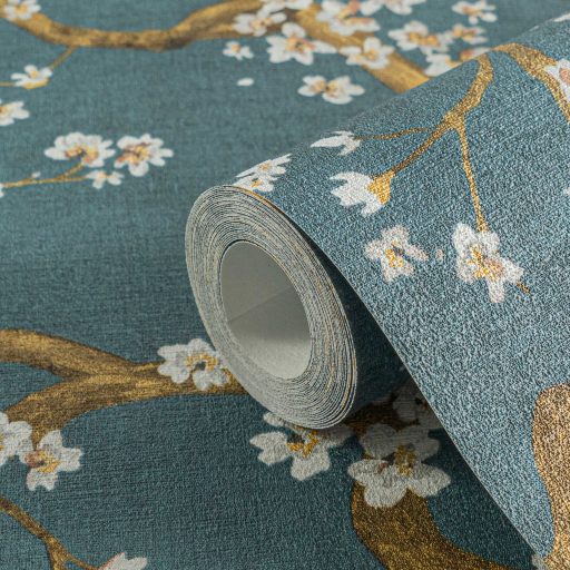 A Japandi stílus csúcsa! Varázslatos japán cseresznyevirágzás mélyzöld-türkiz hófehér és aranyszín tónus fémes hatás tapéta