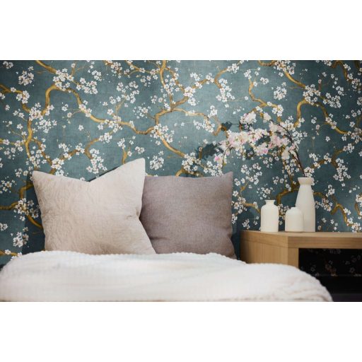 A Japandi stílus csúcsa! Varázslatos japán cseresznyevirágzás mélyzöld-türkiz hófehér és aranyszín tónus fémes hatás tapéta