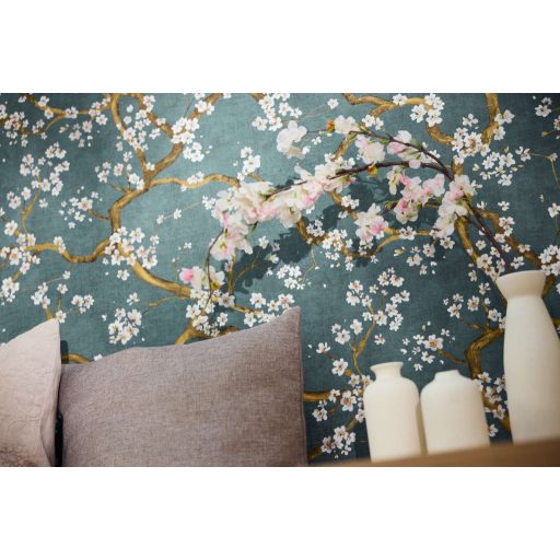 A Japandi stílus csúcsa! Varázslatos japán cseresznyevirágzás mélyzöld-türkiz hófehér és aranyszín tónus fémes hatás tapéta