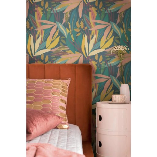 Trópusi hangulatú stilizált botanikai minta sötétzöld narancs bordó sárga és zöld tónus tapéta