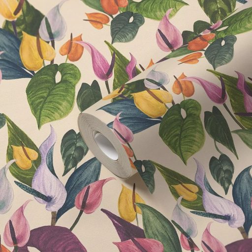 Dekoratív trópusi virágminta flamingóvirággal és Monsterával krémszín rózsaszín sárga narancs mély és világoszöld tónus tapéta