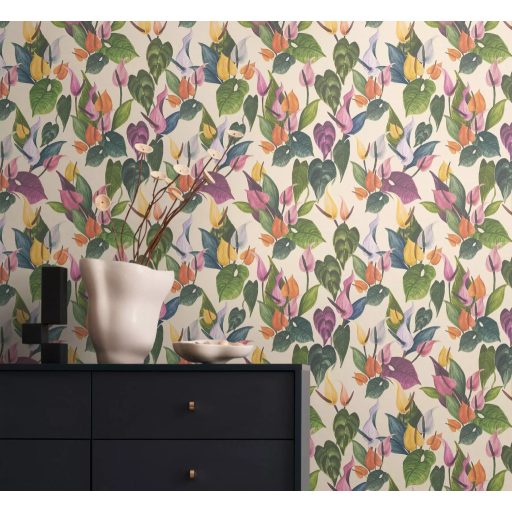 Dekoratív trópusi virágminta flamingóvirággal és Monsterával krémszín rózsaszín sárga narancs mély és világoszöld tónus tapéta