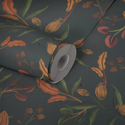 Festett színes és bájos botanikai virágminta mély szürkészöld bordó terrakotta okker és zöld tónus tapéta