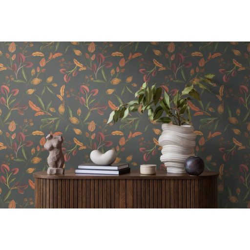 Festett színes és bájos botanikai virágminta mély szürkészöld bordó terrakotta okker és zöld tónus tapéta