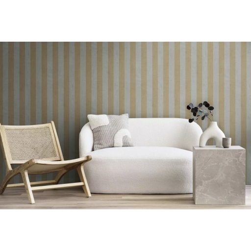 Elegáns és merész csíkos minta modern strukturált háttéren arany és hűvös szürke tónus tapéta