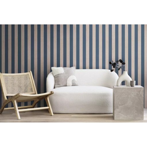 Elegáns és klasszikus csíkos minta modern strukturált háttéren tengerkék és bézs tónus tapéta