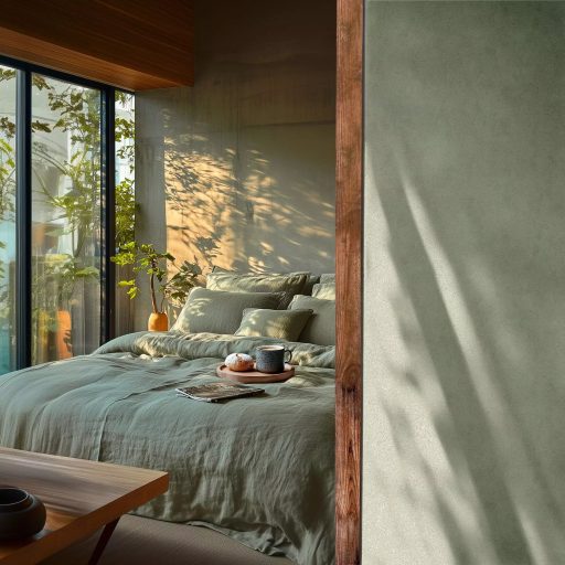 Enyhén texturált egyszínű finom vakolatminta pasztellzöld/zöldessárga tónus tapéta