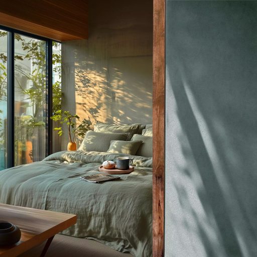 Enyhén texturál egyszínű finom vakolatminta zöld/szürkészöld/kékeszöld tónus tapéta