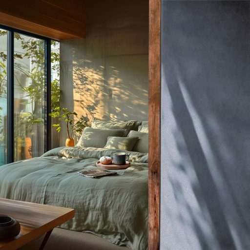 Enyhén texturált egyszínű finom vakolatminta kék/szürkéskék tónus tapéta