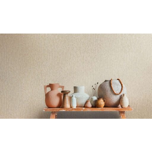 Függőleges vonalak törésével kialakított texturált absztrakt minta lágy bézs és krémszín tónus fémes hatás tapéta