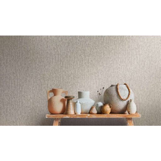 Függőleges vonalak törésével kialakított texturált absztrakt minta szürke szürkésbézs és bézsarany tónus fémes hatás tapéta