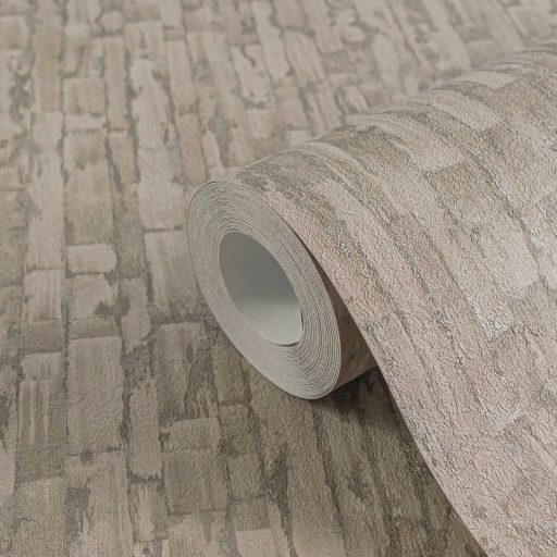 Függőleges vonalak törésével kialakított texturált absztrakt minta lágy bézs és krémszín tónus fémes hatás tapéta