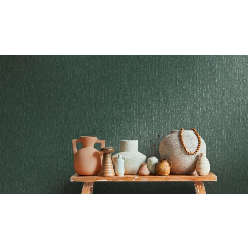 Függőleges vonalak törésével kialakított texturált absztrakt minta mélyzöld és ezüst tónus fémes hatás tapéta