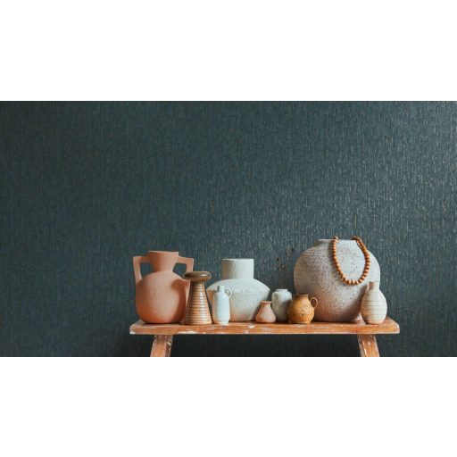 Függőleges vonalak törésével kialakított texturált absztrakt minta türkizzöld kék és arany tónus fémes hatás tapéta