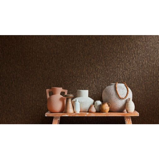 Függőleges vonalak törésével kialakított texturált absztrakt minta mély csokoládébarna és sötétszürke tónus fémes hatás tapéta