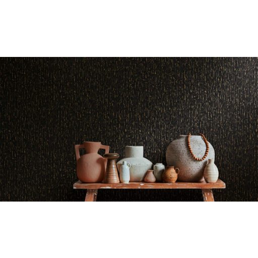 Függőleges vonalak törésével kialakított texturált absztrakt minta fekete és arany tónus fémes hatás tapéta