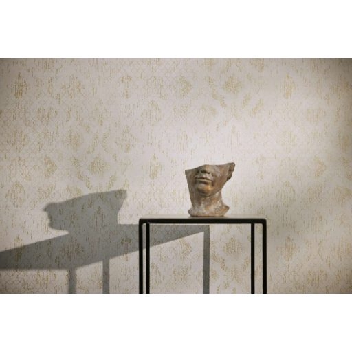 Koptatott vintage hatású klasszikus barokk minta modern átiratban krémfehér és halvány arany tónus fémes hatás tapéta