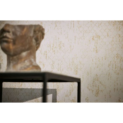 Koptatott vintage hatású klasszikus barokk minta modern átiratban krémfehér és halvány arany tónus fémes hatás tapéta