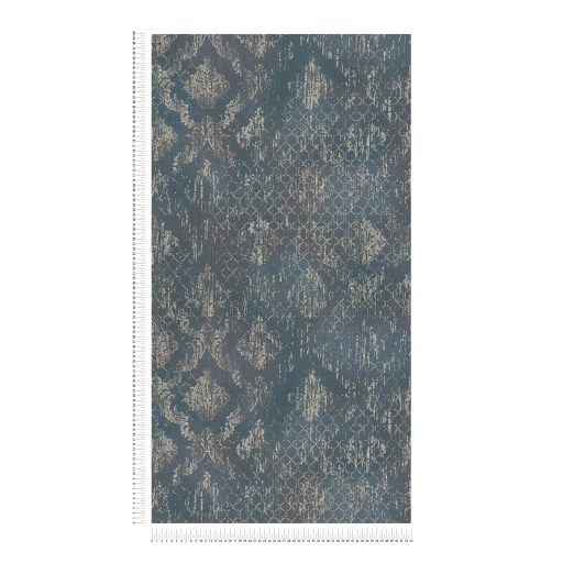 Koptatott vintage hatású klasszikus barokk minta modern átiratban kék/szürkéskék fehér és ezüst tónus fémes hatás tapéta