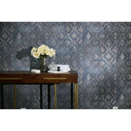 Koptatott vintage hatású klasszikus barokk minta modern átiratban kék/szürkéskék fehér és ezüst tónus fémes hatás tapéta