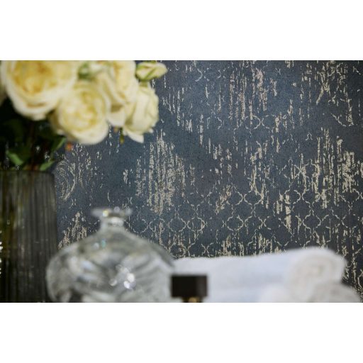 Koptatott vintage hatású klasszikus barokk minta modern átiratban kék/szürkéskék fehér és ezüst tónus fémes hatás tapéta