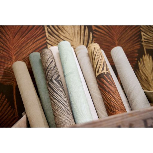 Természetes elegancia - légies stilizált pálmalevél motívum sötétbarna rozsdavörös homokszín és arany tónus finom fény tapéta