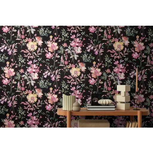 Nosztalgikus hangulatú akvarell romantikus virágminta fekete rózsaszín lila és vajszín tónus tapéta