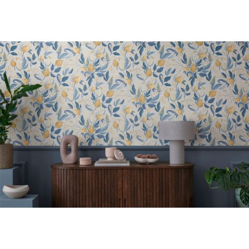 Derűs svéd nyári reggel hangulatú virágkompozíció fehér mézsárga vajszín denimkék acélkék porszürke és arany tónus tapéta