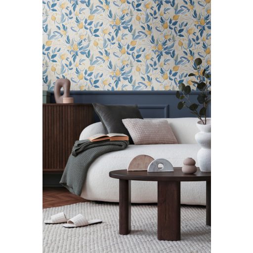 Derűs svéd nyári reggel hangulatú virágkompozíció fehér mézsárga vajszín denimkék acélkék porszürke és arany tónus tapéta