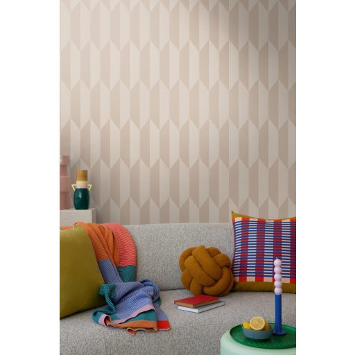 Geometrikus chevron minta kecses függőleges vonulata lágy bézs és krémszín tónus finom mintafény tapéta