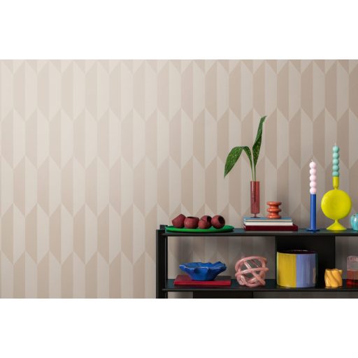 Geometrikus chevron minta kecses függőleges vonulata lágy bézs és krémszín tónus finom mintafény tapéta