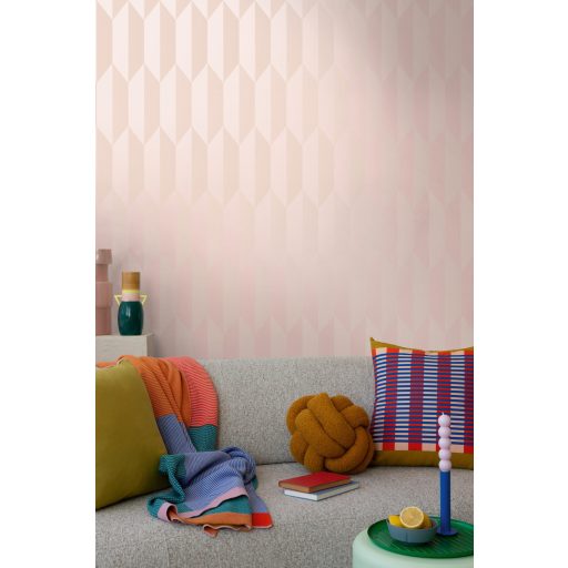Geometrikus chevron minta kecses függőleges vonulata halvány rózsaszín és krémfehér tónus finom mintafény tapéta