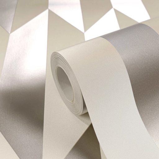 Geometrikus chevron minta kecses függőleges 3D vonulata meleg ezüstös-szürkésbarna és krémfehér tónus finom mintafény tapéta