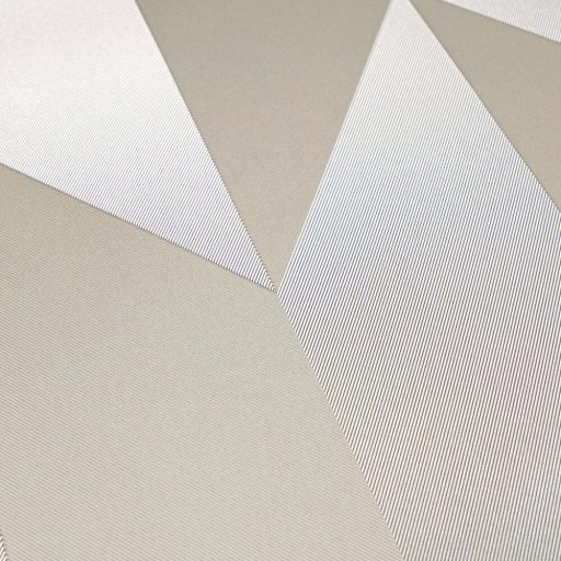 Geometrikus chevron minta kecses függőleges 3D vonulata meleg ezüstös-szürkésbarna és krémfehér tónus finom mintafény tapéta