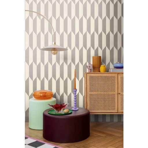 Geometrikus chevron minta kecses függőleges 3D vonulata meleg ezüstös-szürkésbarna és krémfehér tónus finom mintafény tapéta