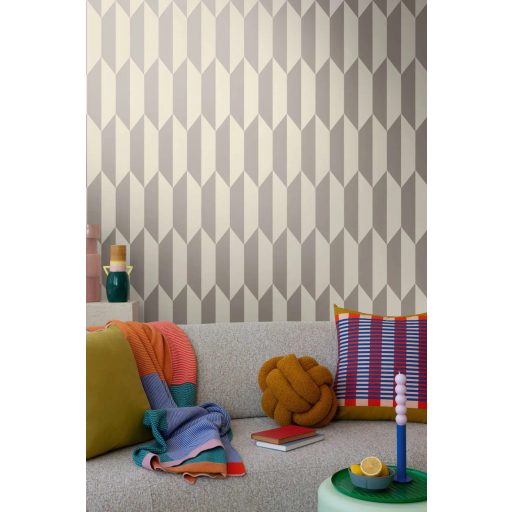 Geometrikus chevron minta kecses függőleges 3D vonulata meleg ezüstös-szürkésbarna és krémfehér tónus finom mintafény tapéta