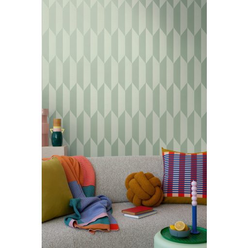 Geometrikus chevron minta kecses függőleges 3D vonulata lágy zsályazöld és krémfehér tónus finom mintafény tapéta