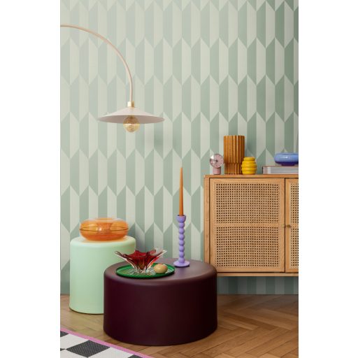 Geometrikus chevron minta kecses függőleges 3D vonulata lágy zsályazöld és krémfehér tónus finom mintafény tapéta