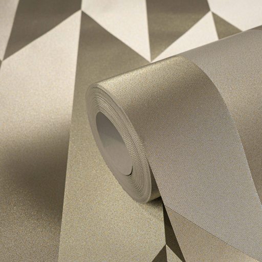 Geometrikus chevron minta kecses függőleges 3D vonulata meleg homokbézs és pezsgőarany tónus finom mintafény tapéta