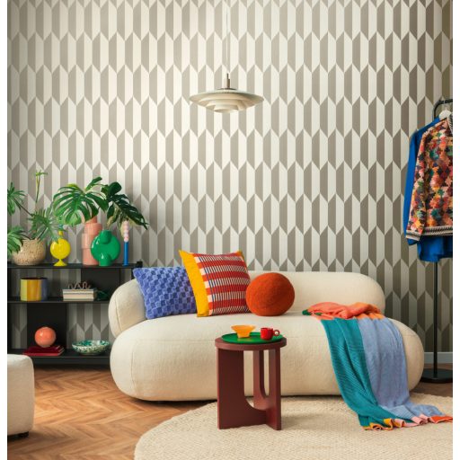 Geometrikus chevron minta kecses függőleges 3D vonulata meleg homokbézs és pezsgőarany tónus finom mintafény tapéta